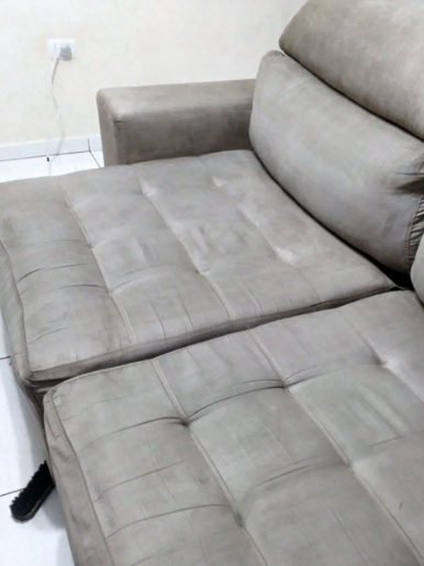 Sofá retrátil em suede depois da higienização de sofá